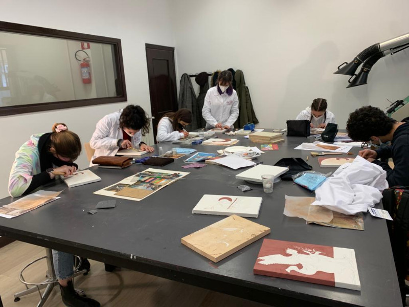 Non-invasive and micro-invasive investigations on Cultural Heritage to support the modern training of restorers.  The case of the scientific laboratories of the Istituto Restauro Roma