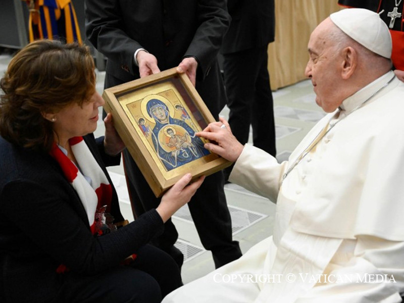 Venerdì 5 gennaio 2024, siamo stati onorati di consegnare a Papa Francesco l’icona realizzata appositamente per lui dagli studenti del primo anno (anno accademico 2022/2023) dell’Istituto Restauro Roma.