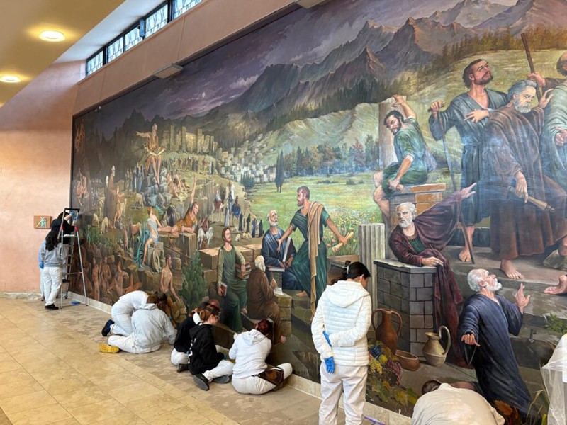 La chiesa di San Policarpo nel quartiere Appio Claudio di Roma fu costruita tra il 1964 e il 1967 ai limiti dell’attuale Parco degli Acquedotti in una zona a forte sviluppo abitativo.